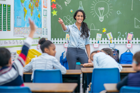 Indicadores educacionais avançam em 2024, mas atraso escolar aumenta