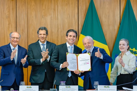 Lula assina Projeto que isenta IR para quem ganha até R$ 5 mil