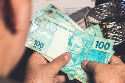 Rendimento Médio do Brasileiro Alcança R$ 3.367: Crescimento Econômico Impulsiona Melhoria em 2025
