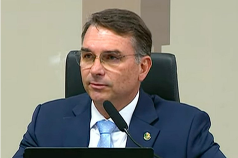 Datafolha: 88% dos eleitores de Flávio apoiam continuidade na disputa mesmo após revelações do caso Vorcaro(Banco Master)
