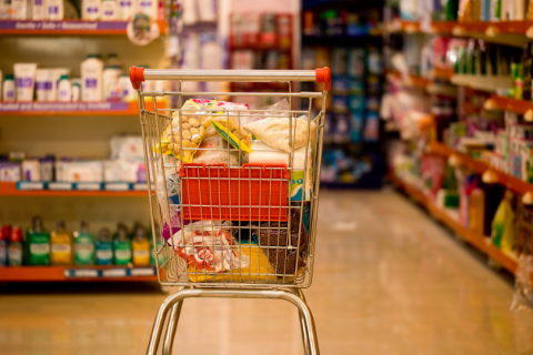 Inflação desacelera e fecha abril em 0,67%, pressionada por alimentos e remédios