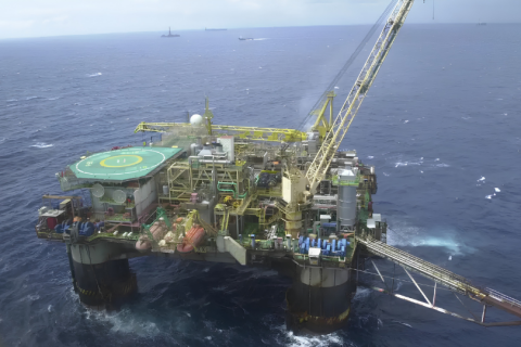 Enquanto conflito no Irã persiste, Brasil alcança recorde na produção de petróleo