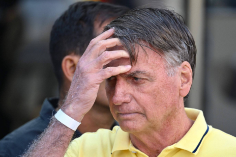 STF concede prisão domiciliar temporária ao ex-presidente Jair Bolsonaro , e uso de tornozeleira