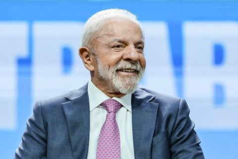 'Ou você coloca o pobre no orçamento ou a economia brasileira vai crescer para poucos', afirma Lula
