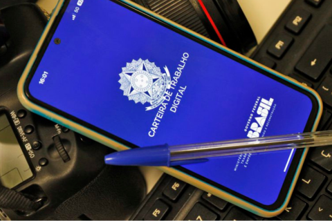 Brasil cria 85,8 mil empregos com carteira assinada em abril