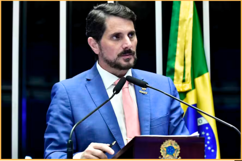 Senador Marcos do Val desembarca dos EUA e vai usar tornozeleira eletrônica