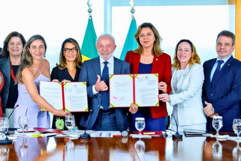 Lula sanciona leis para fortalecer combate à violência contra mulheres