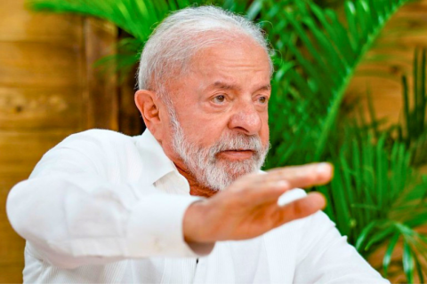 Não vamos deixar que a 'guerra  irresponsável' no Irã chegue ao bolso do caminhoneiro e do povo, diz Lula